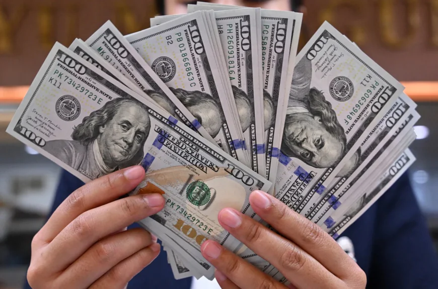 Seeing Money in Dreams: Detailed Meanings and Interpretations