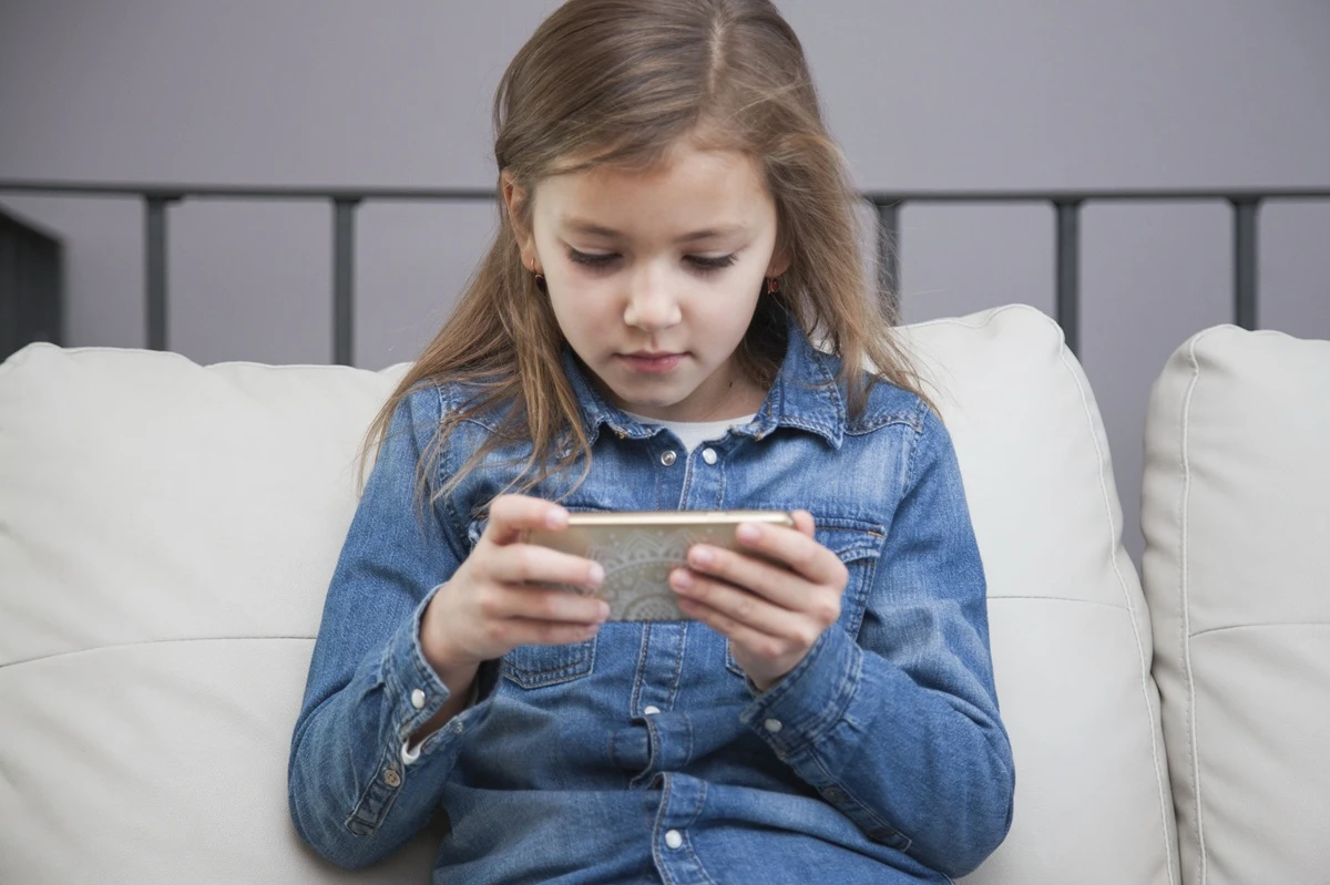 How Parents Can Manage Children’s Screen Time Without Total Bans