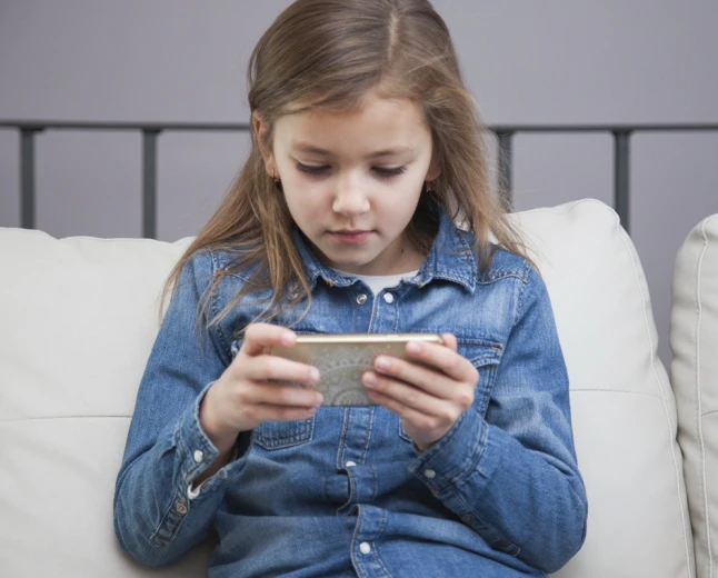 How Parents Can Manage Children’s Screen Time Without Total Bans